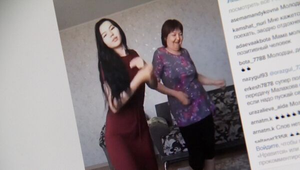 Снимок с социальной сети Instagram пользователя assita_k. Ввидеоролик с совместным танцем мамы и дочки из Костаная - Sputnik Кыргызстан