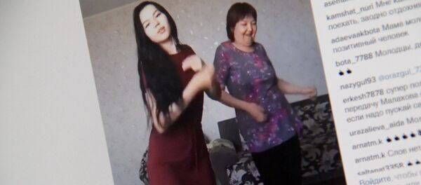 Снимок с социальной сети Instagram пользователя assita_k. Ввидеоролик с совместным танцем мамы и дочки из Костаная Снимок с социальной сети Instagram пользователя assita_k. Ввидеоролик с совместным танцем мамы и дочки из Костаная - Sputnik Кыргызстан