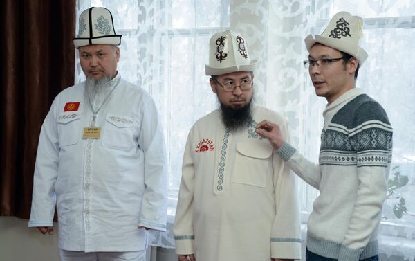 Также представители временного республиканского штаба оценивали качество ткани и соблюдение норм шитья. - Sputnik Кыргызстан