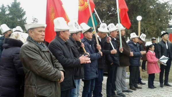 Установка флагштока в городе Баткен - Sputnik Кыргызстан
