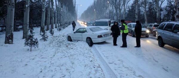 Тройное ДТП с участием машины с дипломатическими номерами на проспекте Чингиза Айтматова - Sputnik Кыргызстан