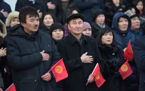 В мэрии Бишкека подняли знамя Кыргызстана в честь празднования 25-летия государственного флага. - Sputnik Кыргызстан