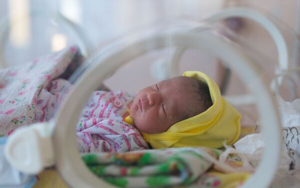 Малыш, родившийся раньше срока, получает интенсивное лечение в перинатальном центре Ошской областной больницы - Sputnik Кыргызстан