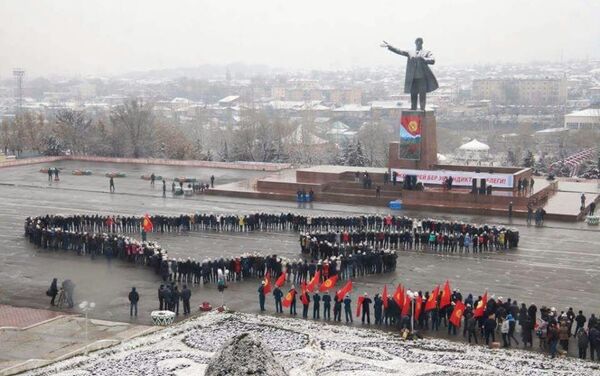 На центральной площади Оша состоялась акция, участники которой выстроились в виде огромного сердца - Sputnik Кыргызстан