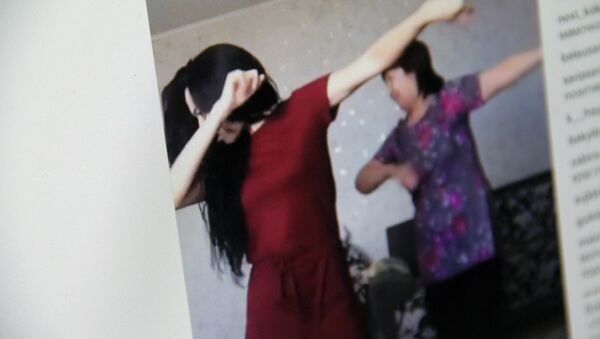Девушка ее мама из Костаная исполняют совместный танец. Фото со страницы Instagram пользователя assita_k - Sputnik Кыргызстан