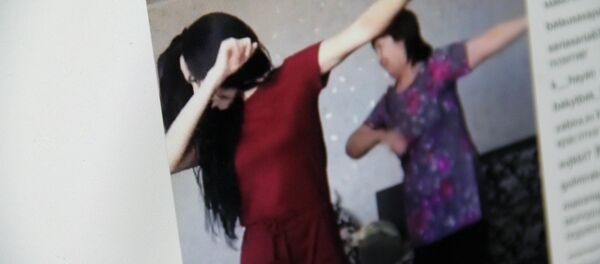 Девушка ее мама из Костаная исполняют совместный танец. Фото со страницы Instagram пользователя assita_k - Sputnik Кыргызстан