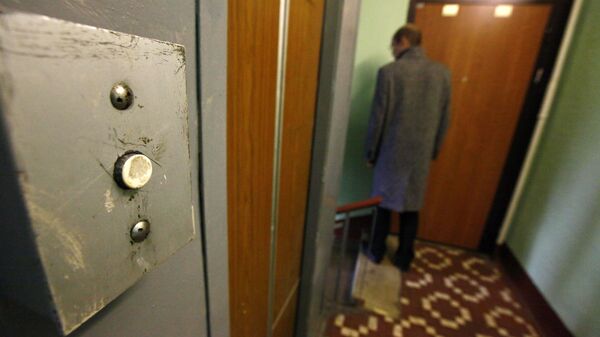 Мужчина стоит у двери в квартиру. Архивное фото - Sputnik Кыргызстан