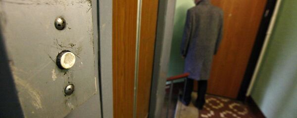 Эшиктин алдынта турган адам. Архив - Sputnik Кыргызстан