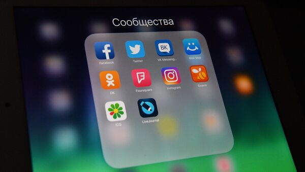Иконки социальных сетей на экране смартфона. Архивное фото - Sputnik Кыргызстан