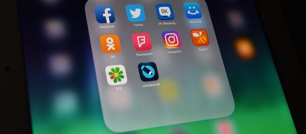 Иконки социальных сетей на экране смартфона. Архивное фото - Sputnik Кыргызстан