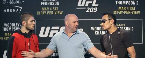 Президент UFC Дана Уайт стоит между бойцами Тони Фергюсоном и Хабибом Нурмагомедовым. Архивное фото - Sputnik Кыргызстан