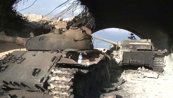 Разбитые танки остались после отступления боевиков в аэропорту Пальмиры - Sputnik Кыргызстан
