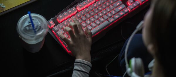 Пользователь за компьютером. Архивное фото - Sputnik Кыргызстан