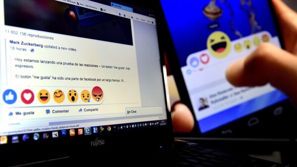 Страница социальной сети Facebook на экране ноутбука и смартфона. Архивное фото - Sputnik Кыргызстан