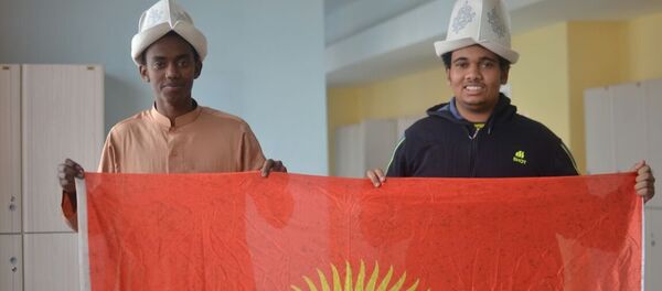 Түркиянын Кайсери шаарында окуган ар улуттагы студенттерге ак калпак кийип, кыргыз туусун желбиретип Ак калпак күнүн белгилешти - Sputnik Кыргызстан