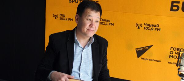 Эстрада-фольклор жанрында эски ырларды сыздаткан 40тын кырындагы Айбек Касымов маек учурунда - Sputnik Кыргызстан