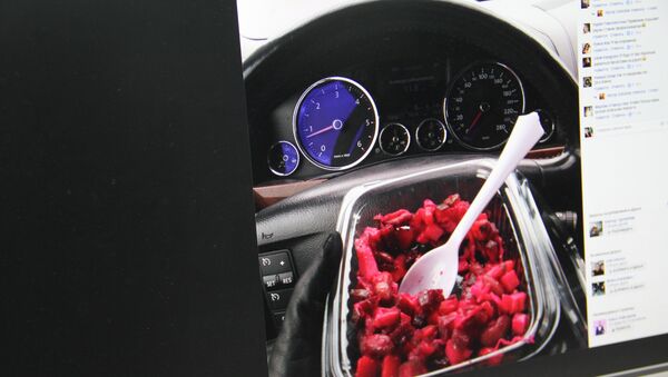 Женщина ест салат за рулем автомобиля. Фото со страницы Facebook пользователя Altynay Soltonbek - Sputnik Кыргызстан