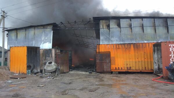 Пожар на частном складе с автомобильными запчастями в Канте - Sputnik Кыргызстан