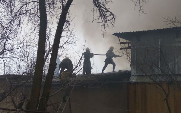 Возгорание произошло в воскресенье во второй половине дня. Огонь также перекинулся на частный жилой дом. В тушении пламени городским службам помог пожарный расчет с авиабазы ОДКБ Кант - Sputnik Кыргызстан