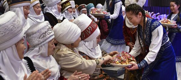 Улуттук кийим кийген аялдар. Архив - Sputnik Кыргызстан