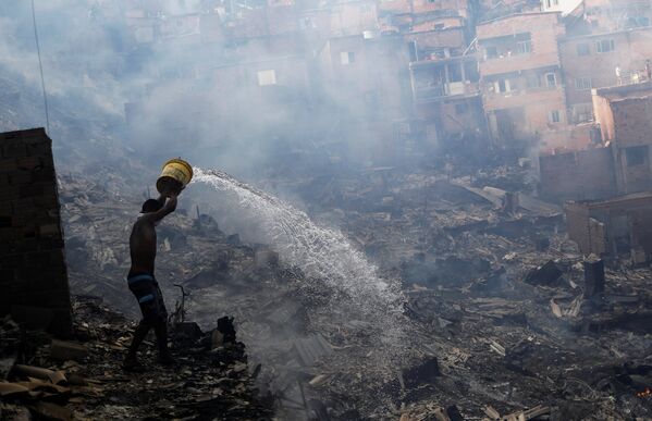Пожар в трущобах Сан-Паулу в Бразилии - Sputnik Кыргызстан