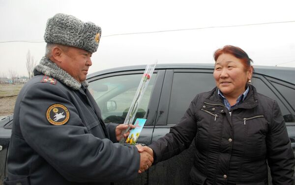 Иш-чара учурунда көпчүлүк аялдар коопсуздук курун тагынбай жүргөнү үчүн токтотулган. - Sputnik Кыргызстан