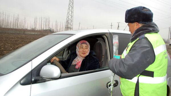 Поздравления автоледи сотрудниками ПМ в Оше - Sputnik Кыргызстан