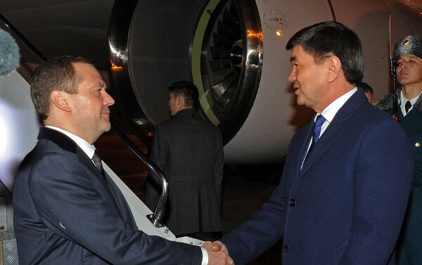 Председатель правительства России Дмитрий Медведев прибыл в Кыргызстан - Sputnik Кыргызстан