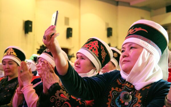 В рамках мероприятия Кадырбаев наградил заслуженных работников почетными грамотами и памятными подарками. - Sputnik Кыргызстан