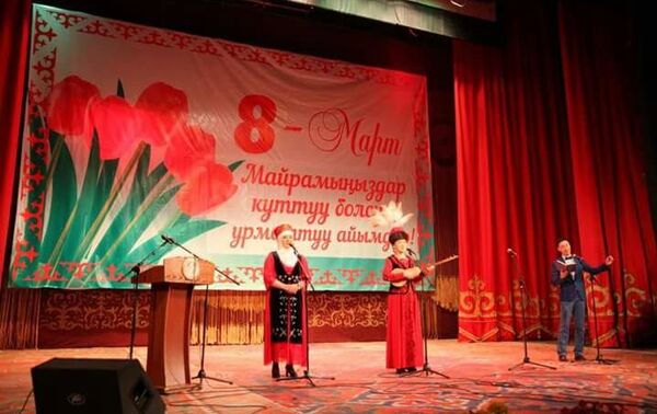 Более 800 жительниц Оша в преддверии 8 Марта получили элечеки — кыргызские женские головные уборы - Sputnik Кыргызстан