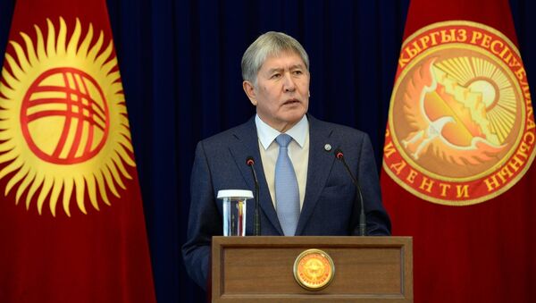 Президент Алмазбек Атамбаев улуттук маданиятка салым кошкон жарандарга сыйлык берүү аземи учурунда - Sputnik Кыргызстан