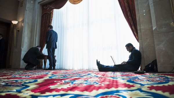 Мужчина работает на ноутбуке. Архивное фото - Sputnik Кыргызстан