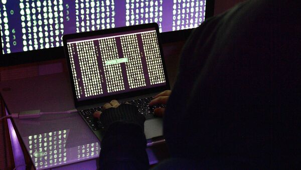 Строчки с цифрами на экранах компьютера и ноутбука. Архивное фото - Sputnik Кыргызстан