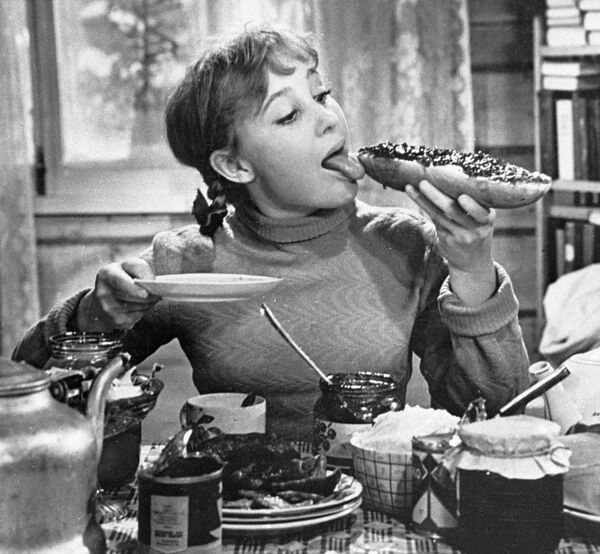 Надежда Румянцева в фильме Девчата - Sputnik Кыргызстан