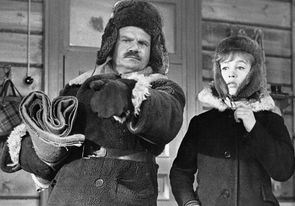 Надежда Румянцева и Михаил Пуговкин в фильме Девчата - Sputnik Кыргызстан