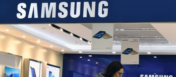 Женщина у фирменного магазина в Москве по продаже электроники корпорации Samsung Electronics. Женщина у фирменного магазина в Москве по продаже электроники корпорации Samsung Electronics. - Sputnik Кыргызстан
