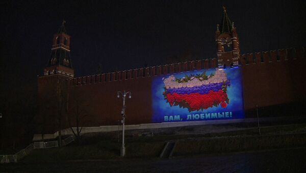 Поздравление с 8 марта на стене Кремля - Sputnik Кыргызстан