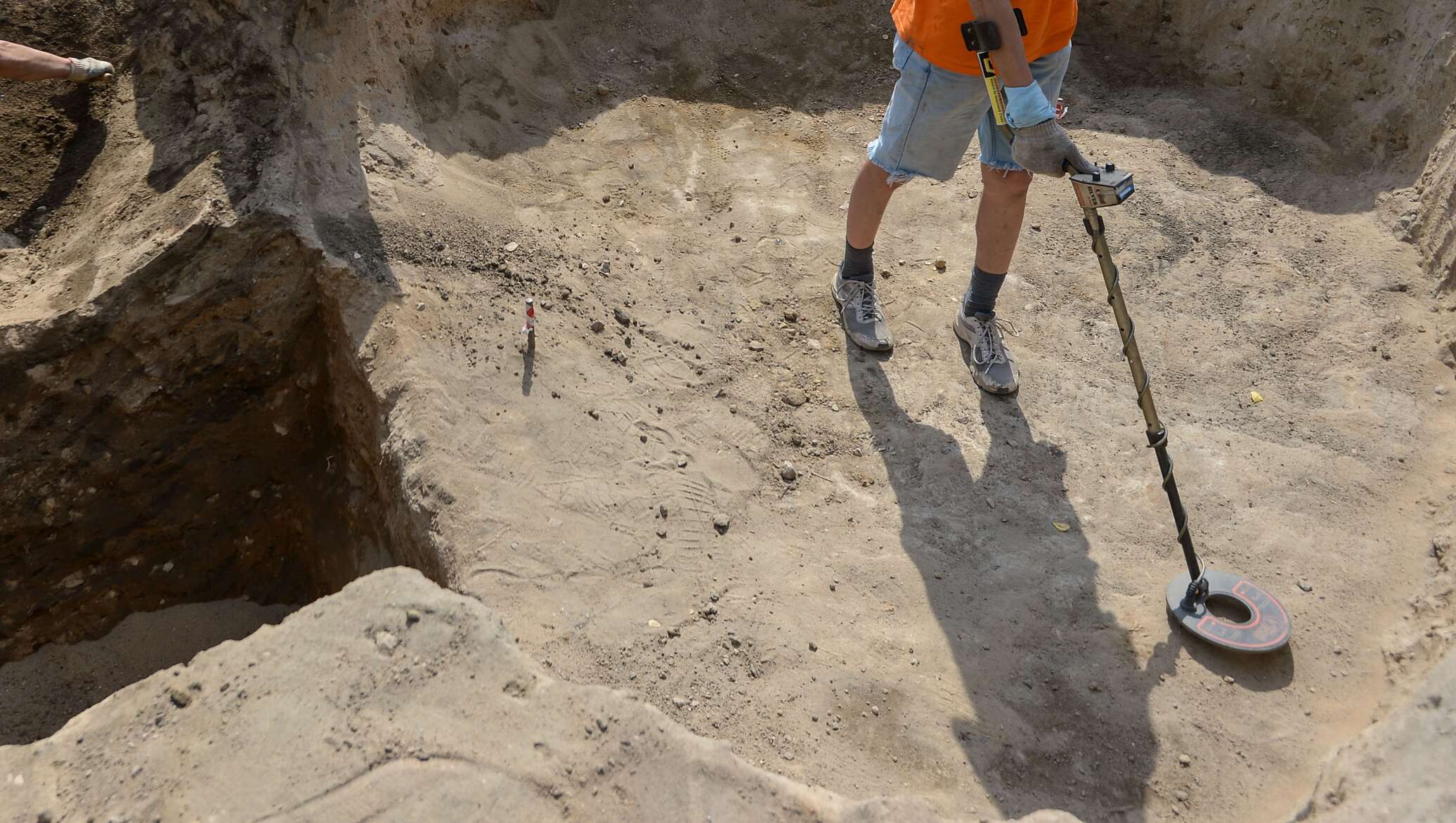 археологические наблюдения. археологическая разведка. ральф солецки археолог. археолог. археологическая раскопка.