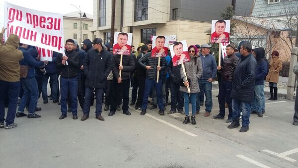 Митинг сторонников Омурбека Текебаева у здания городского суда - Sputnik Кыргызстан