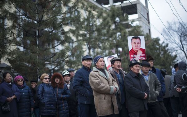 Возле Бишкекского городского суда началась акция в поддержку лидера парламентской фракции Ата Мекен Омурбека Текебаева - Sputnik Кыргызстан