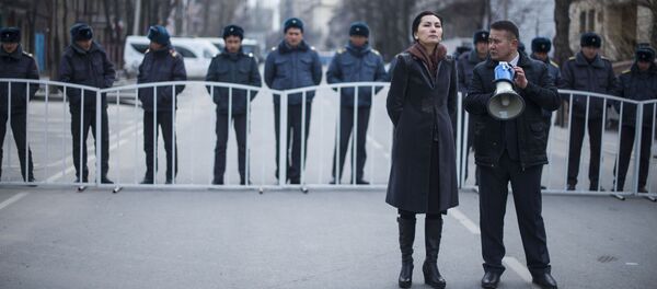 Митинг сторонников Омурбека Текебаева у здания городского суда - Sputnik Кыргызстан