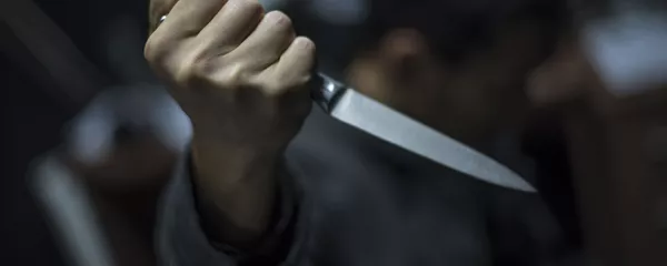 Парень с ножом в руке. Архивное фото Парень с ножом в руке. Архивное фото - Sputnik Кыргызстан