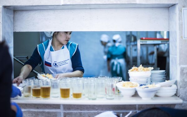 По данным ВВП ООН, первой школой для тестирования новых моделей школьного питания в городских условиях стала школа-гимназия № 64. - Sputnik Кыргызстан