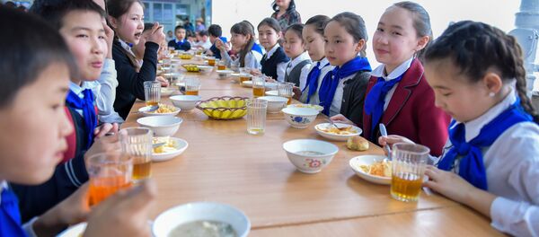 Школьники обедают в столовой. Архивное фото - Sputnik Кыргызстан