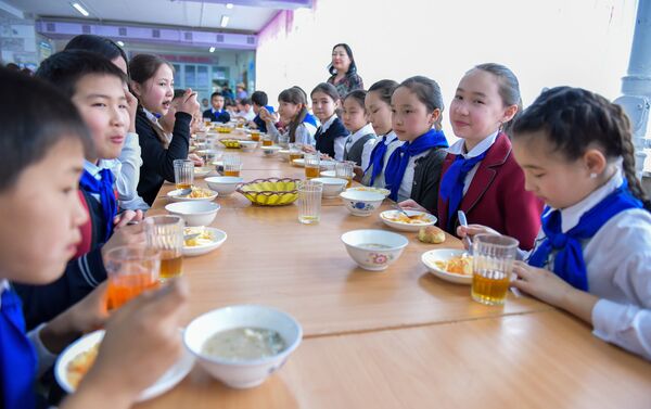 В столичной школе номер 64 сегодня запустили программу оптимизированных горячих обедов в школах - Sputnik Кыргызстан