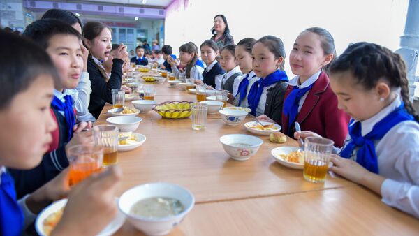 Школьники обедают в столовой. Архивное фото - Sputnik Кыргызстан