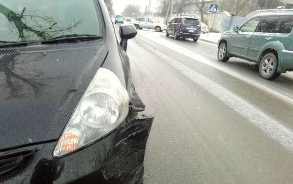 В Бишкеке образовался автомобильный затор по улице Бакая из-за столкновения двух машин - Sputnik Кыргызстан