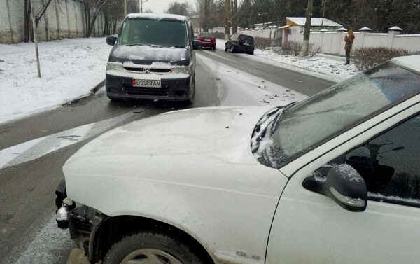 По улице Бакая на отрезке между улицами Ахунбаева и Медерова девушка на белом автомобиле выехала на встречную полосу и врезалась в Honda Fit - Sputnik Кыргызстан