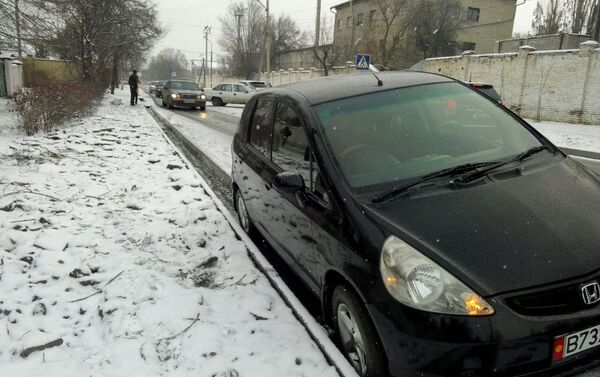 На место вызвали сотрудников Управления патрульной милиции ГУВД Бишкека. В результате ДТП никто не пострадал, но инцидент создал большое скопление машин на этом участке. - Sputnik Кыргызстан