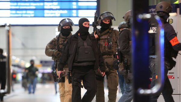 Сотрудники полиции и спецназа на месте нападения на людей на вокзале в Дюссельдорфе (Германия) - Sputnik Кыргызстан